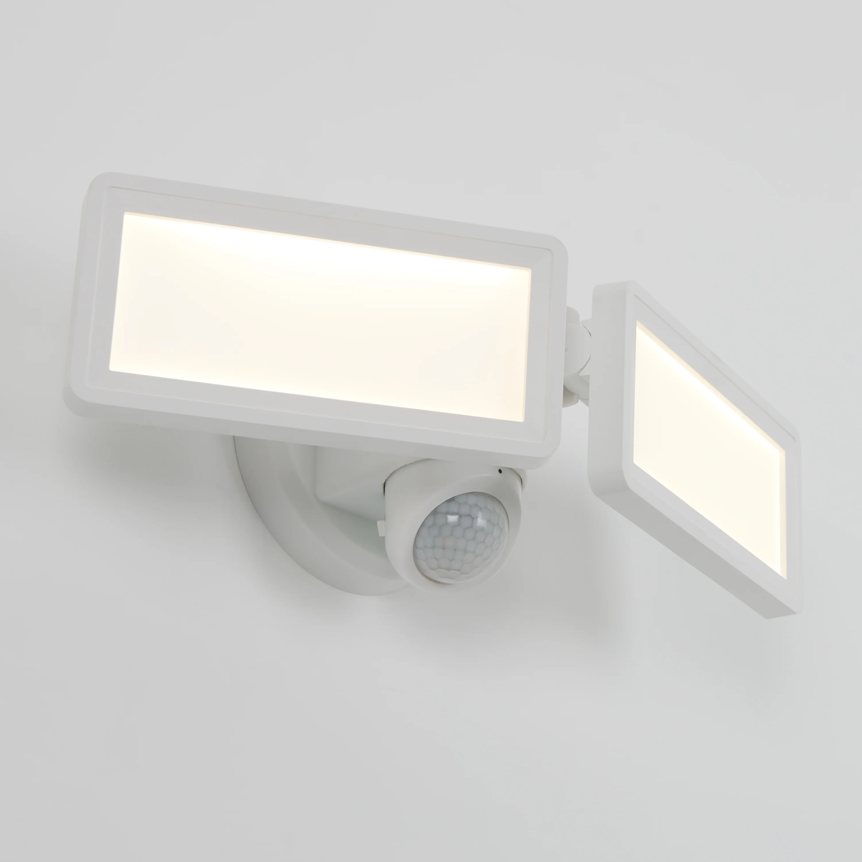 Sentinel outdoor Flat Panel Security light - Image 4