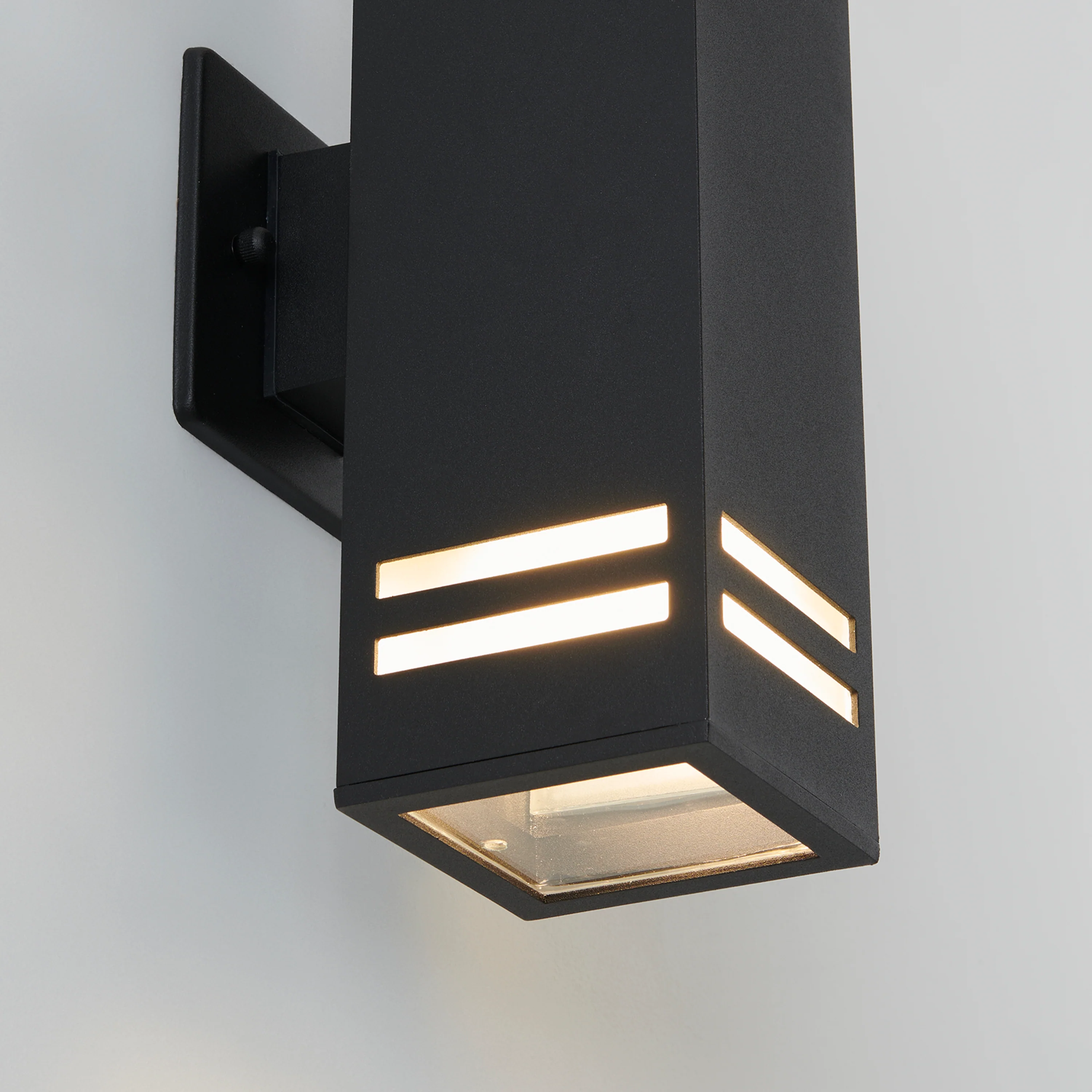 Strike indoor-outdoor wall light - Image 4