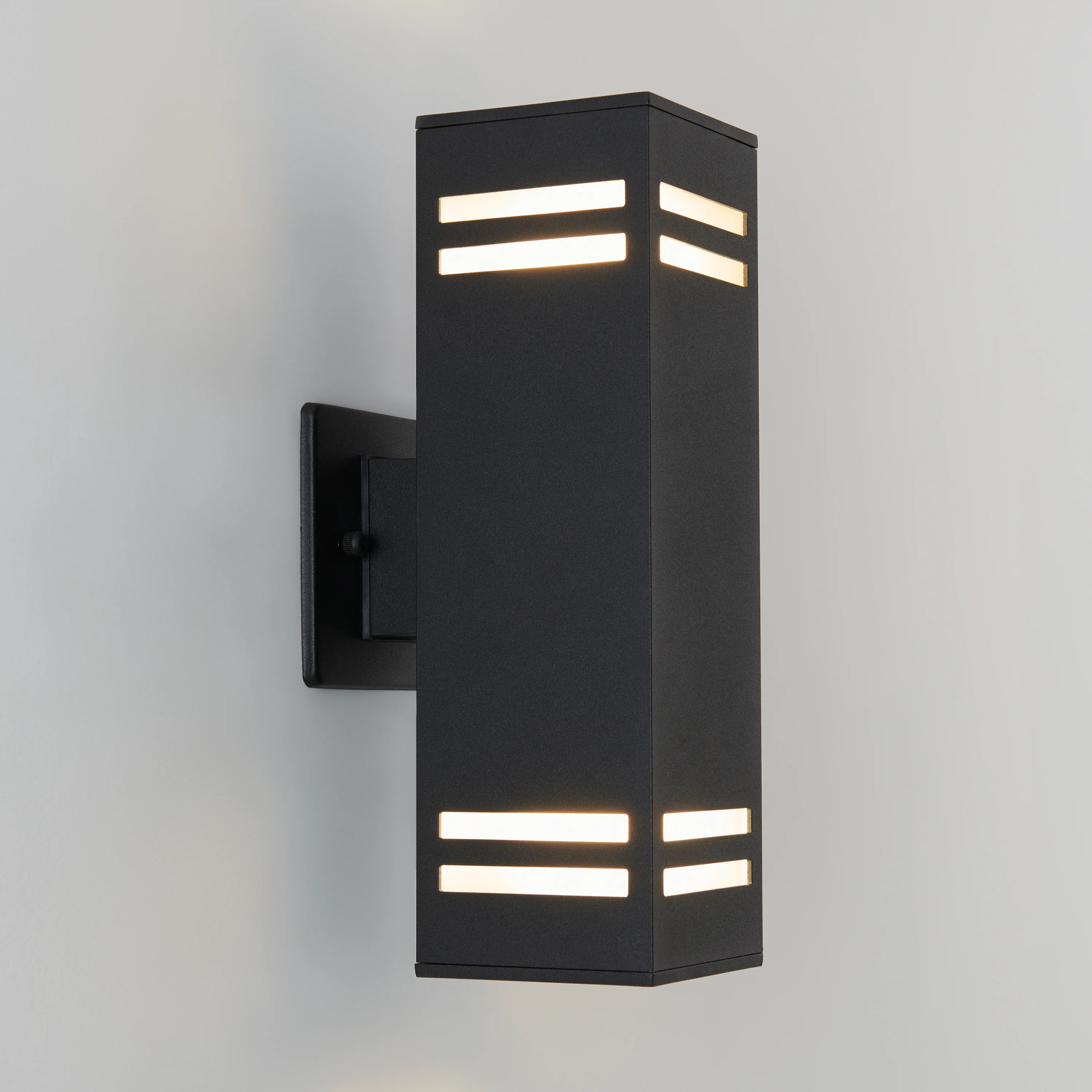 Strike indoor-outdoor wall light - Image 6