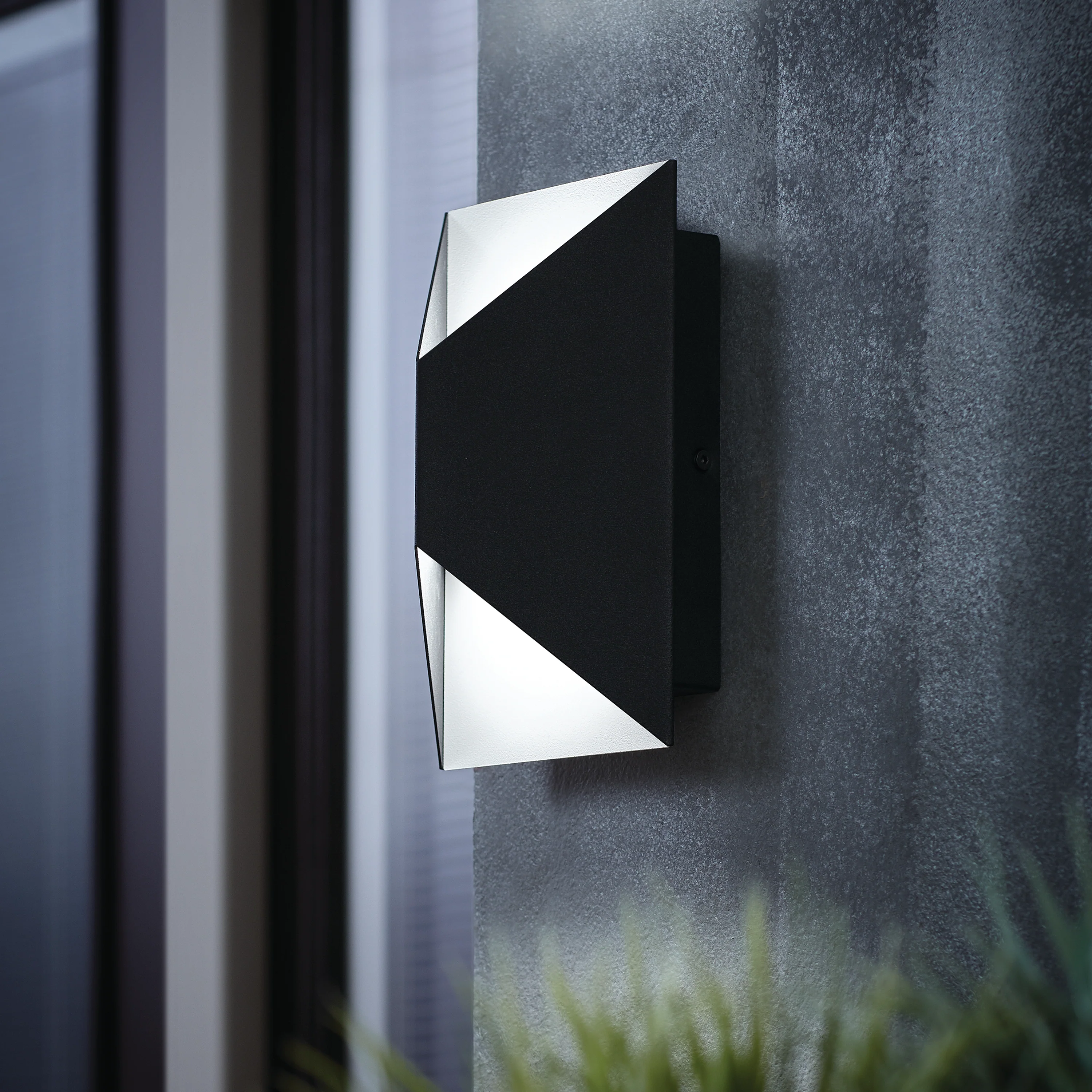 Tria LED indoor-outdoor wall light - Image 2